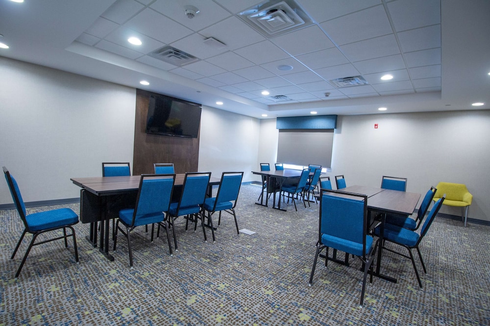 Hampton Inn & Suites North Attleboro - photo 35