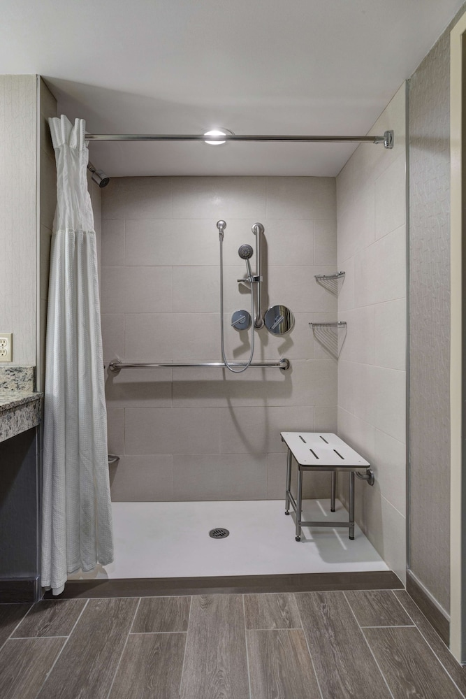 Embassy Suites by Hilton Seattle Bellevue - photo 33