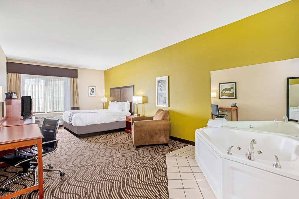 La Quinta Inn & Suites by Wyndham Corpus Christi Northwest - photo 43