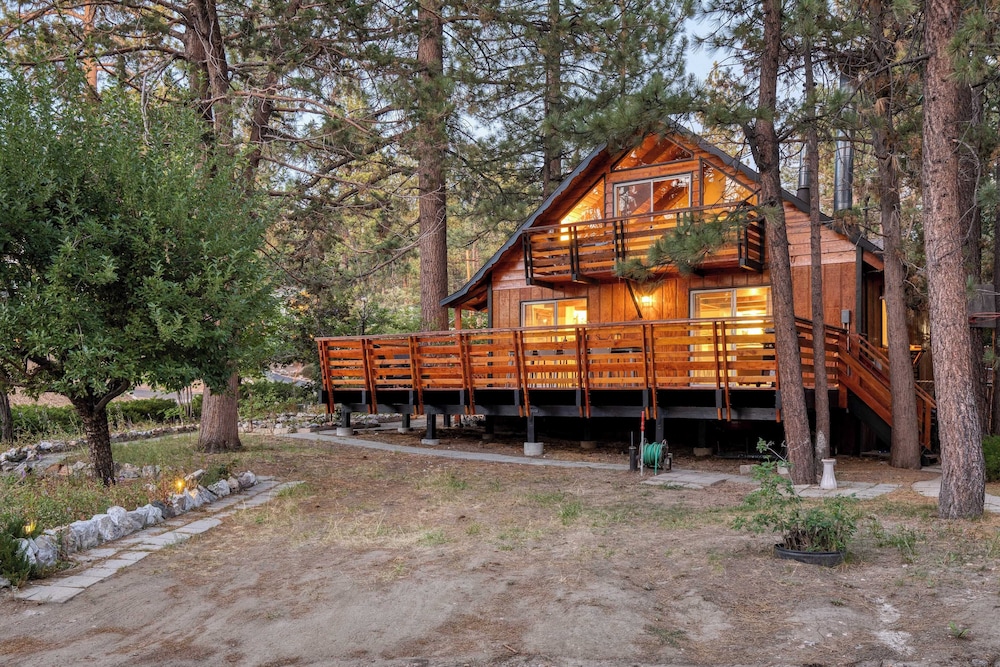 Updated Chic 4BDR w Large Deck Close to the Lake Avalon Pines by AvantStay