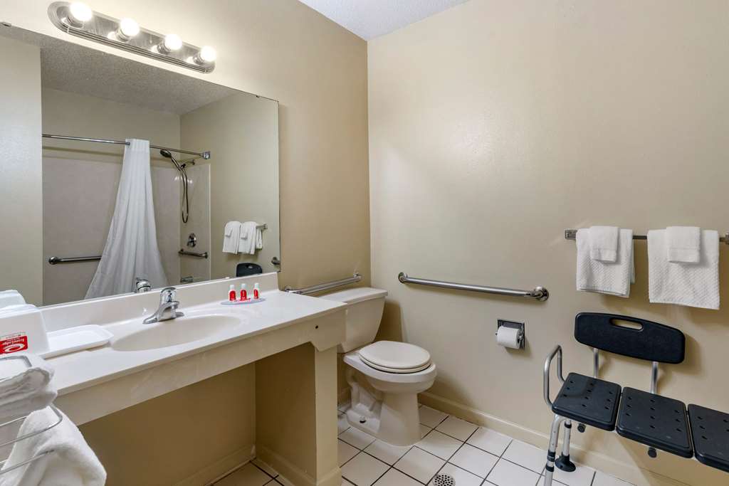 Econo Lodge Inn & Suites Granite City St. Louis - photo 8