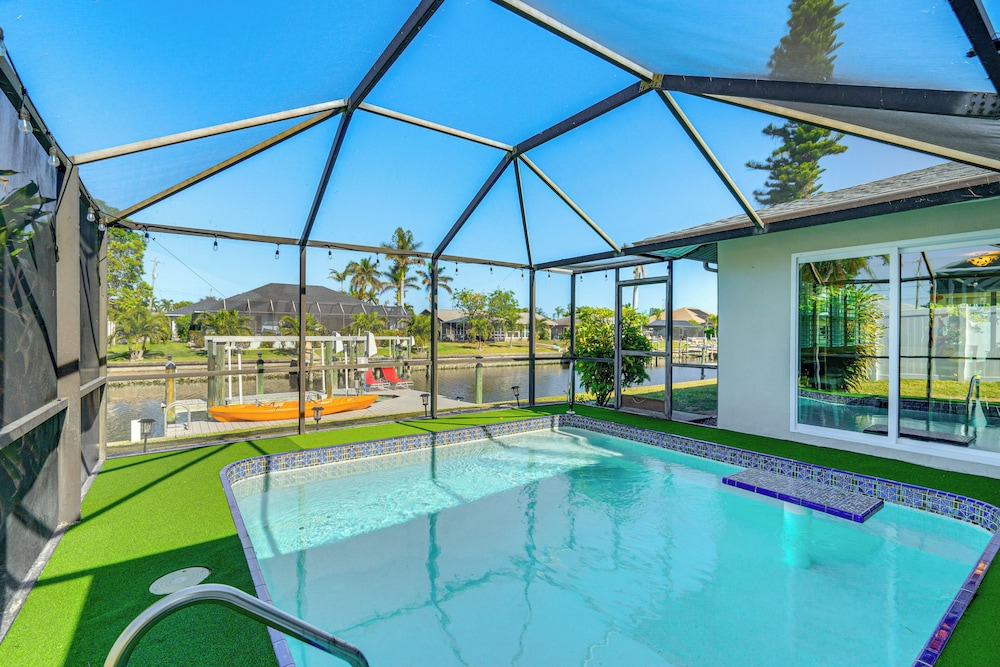 Dock Patio w Canal View: Paradise in Cape Coral