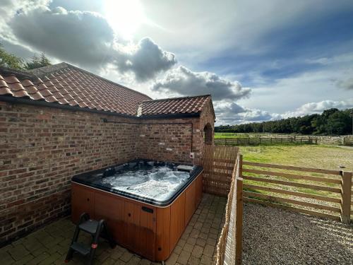 Granary cottage with HOT TUB — 4-Star Luxury Hotel in York, United Kingdom