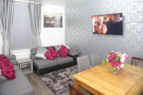 Cheadle House Holidays — 4-Star Luxury Hotel in Manchester, United Kingdom