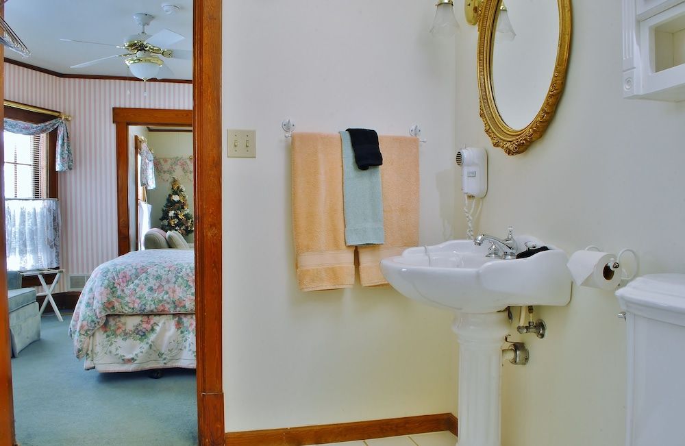 Arbor Hill Inn - photo 2