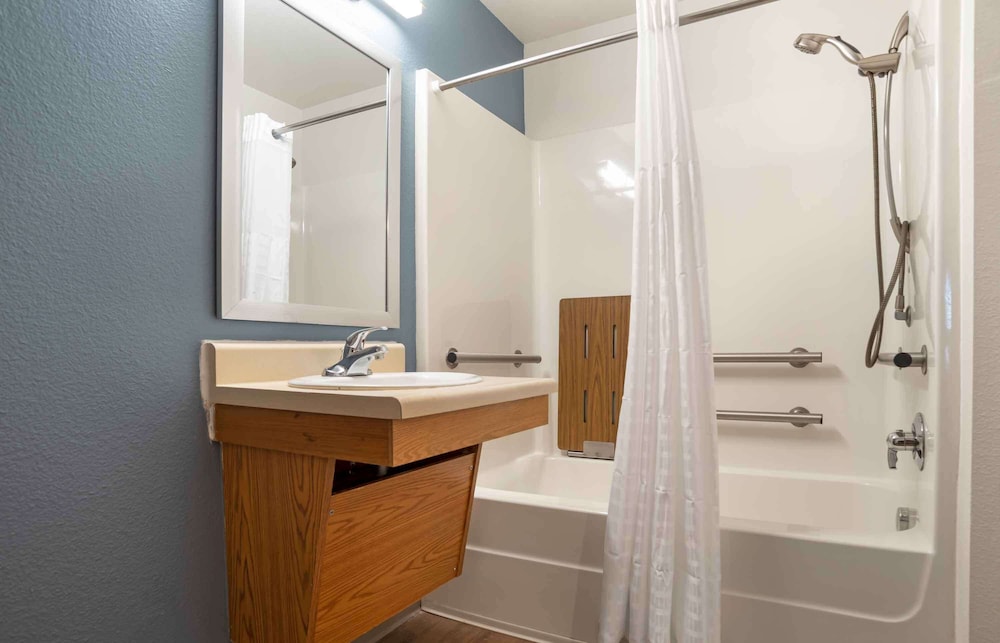 WoodSpring Suites Cleveland Avon - photo 17
