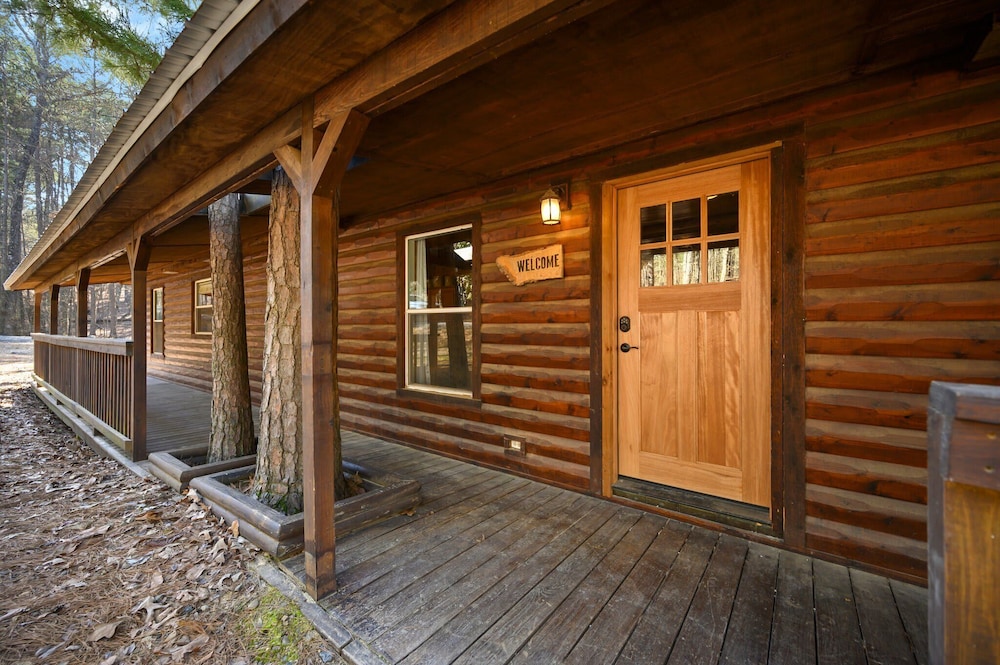 Outlaw Rose Cabin for 8 — 5-Star Luxury Hotel in Broken Bow, United States