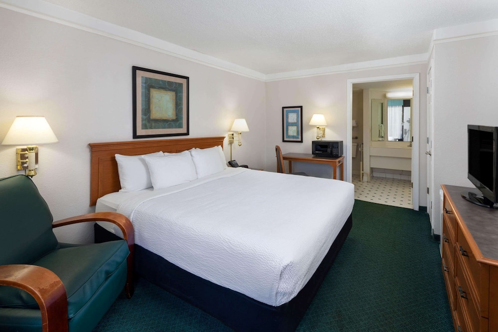 Super 8 by Wyndham Savannah - photo 21