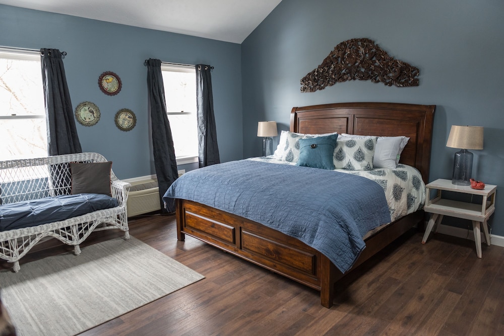 Creekside Inn — Oneida