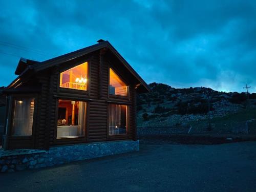 Orino Livadi Chalet III — 4-Star Luxury Hotel in Arachova, Greece