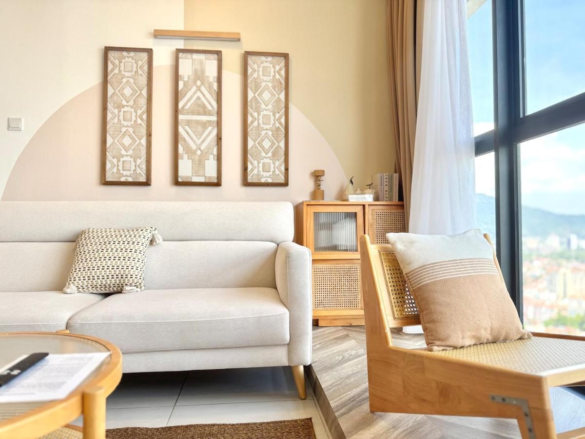 Urban Suites Jelutong #Highfloor Seaview #Water dispenser #Infinity Pool #5pax #3BR2bath #2Queen1Single #Quality well maintained #Private host — 4-Star Luxury Hotel in George Town, Malaysia