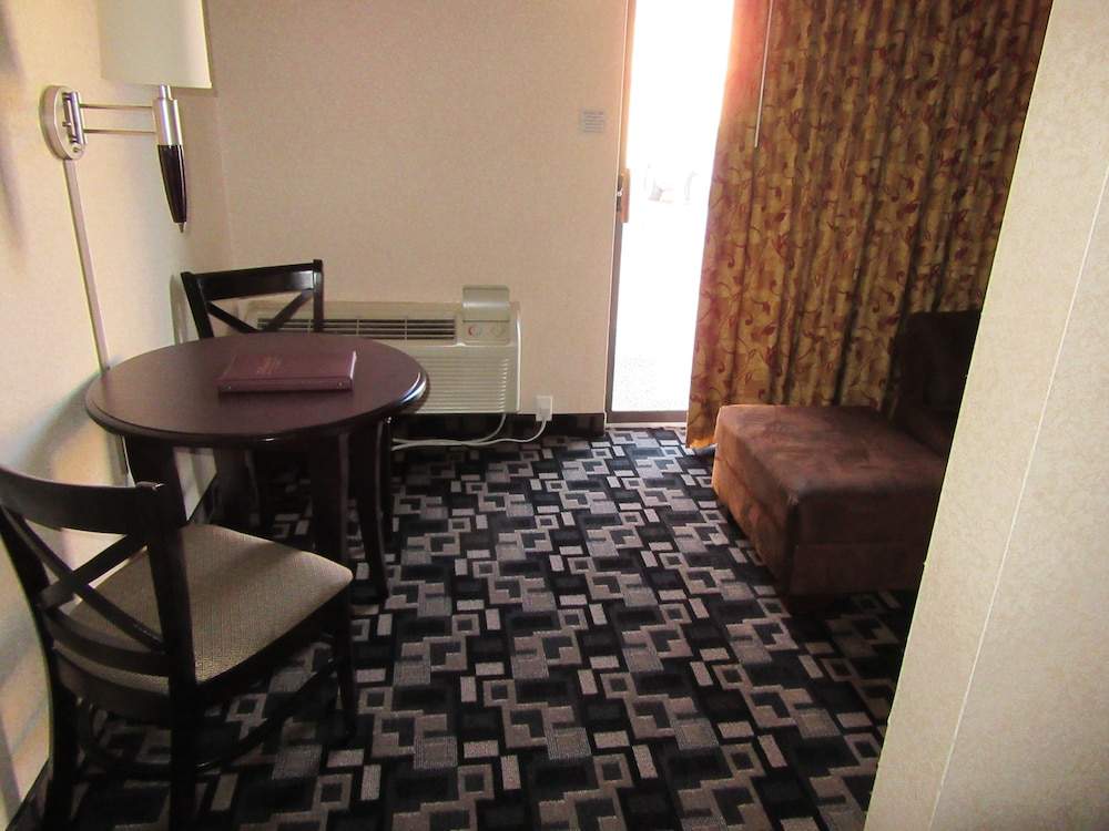 Express Suites Riverport Inn & Suites - photo 8