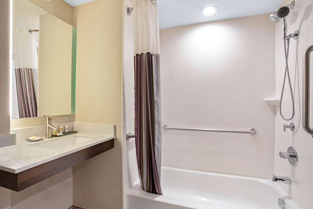 La Quinta Inn & Suites by Wyndham Denver Aurora Medical - photo 2