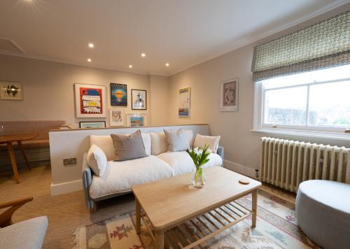 Light filled Apartment newly renovated — 4-Star Luxury Hotel in London, United Kingdom