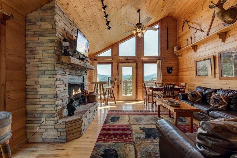 Moonlit Hideaway — 4-Star Luxury Hotel in Sevierville, United States