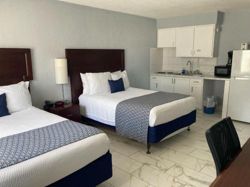 Edgewater Inn - photo 17