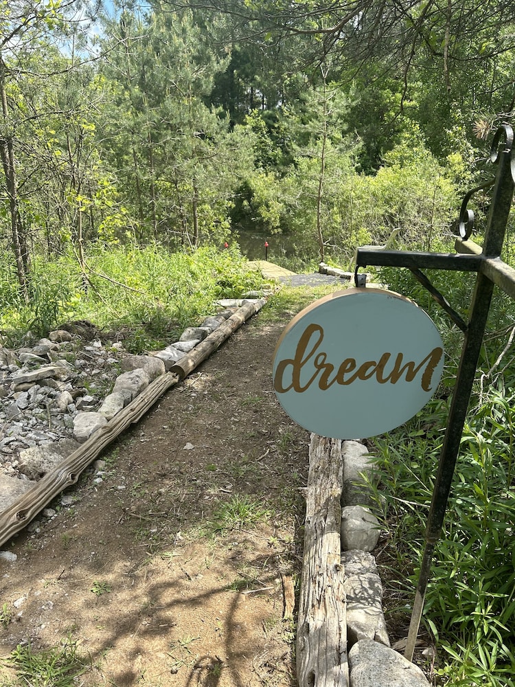 Dreamers Writing Farm — hotel near Wiarton Airport