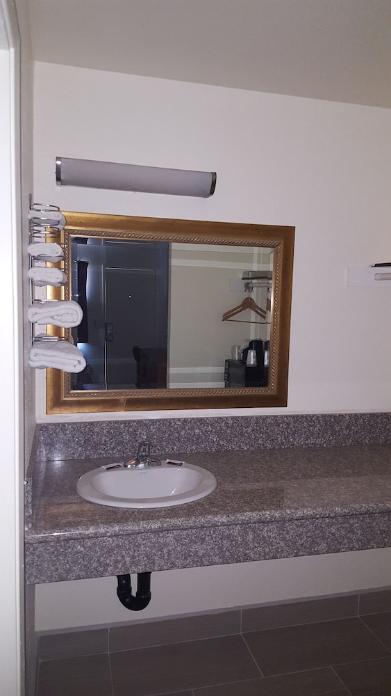 Best Economy Inn n Suites - photo 12