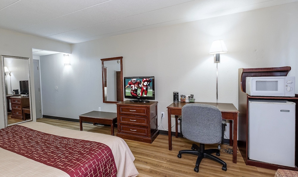 Red Roof Inn Hartford Vernon - photo 10