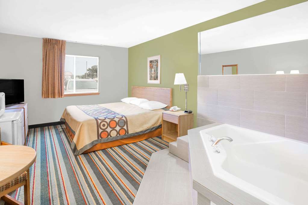 Super 8 by Wyndham East Moline - photo 12