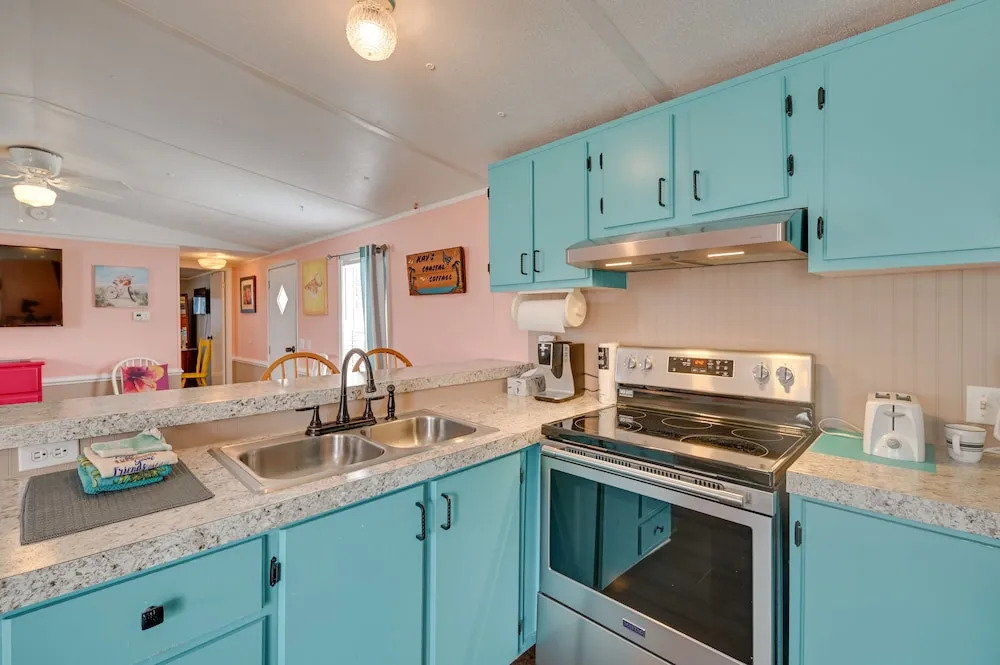 Walk to Shore Myrtle Beach House with Private Deck — 4-Star Luxury Hotel in Myrtle Beach, United States