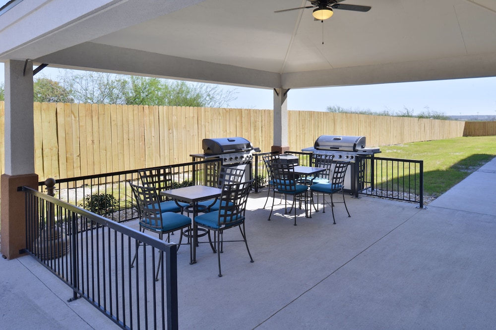 Candlewood Suites Kenedy by IHG - photo 30
