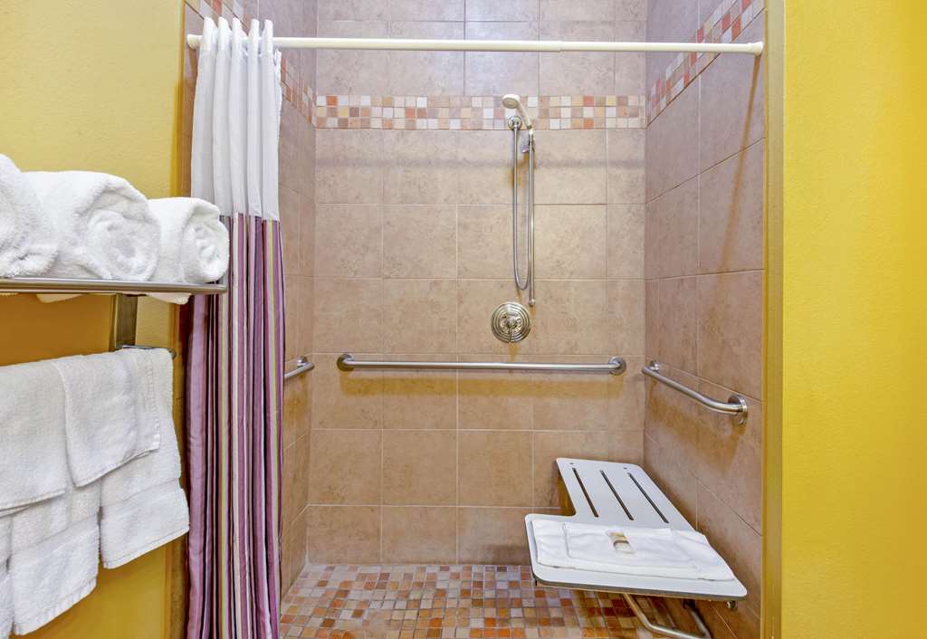 La Quinta Inn & Suites by Wyndham Eastland - photo 22