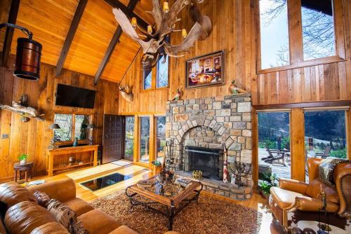 LUXURY Hot Tub Pool Table River & Petting zoo — hotel in Sugar Grove