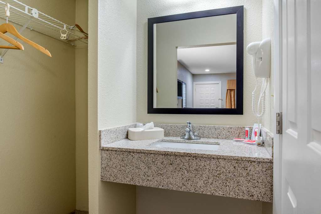 Econo Lodge Freeport Brunswick Area - photo 14