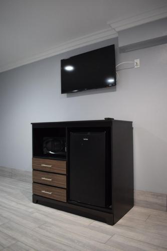 Willow Tree Inn & Suites - photo 13