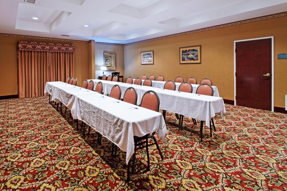 Holiday Inn Express Hotel & Suites Tupelo by IHG - photo 49