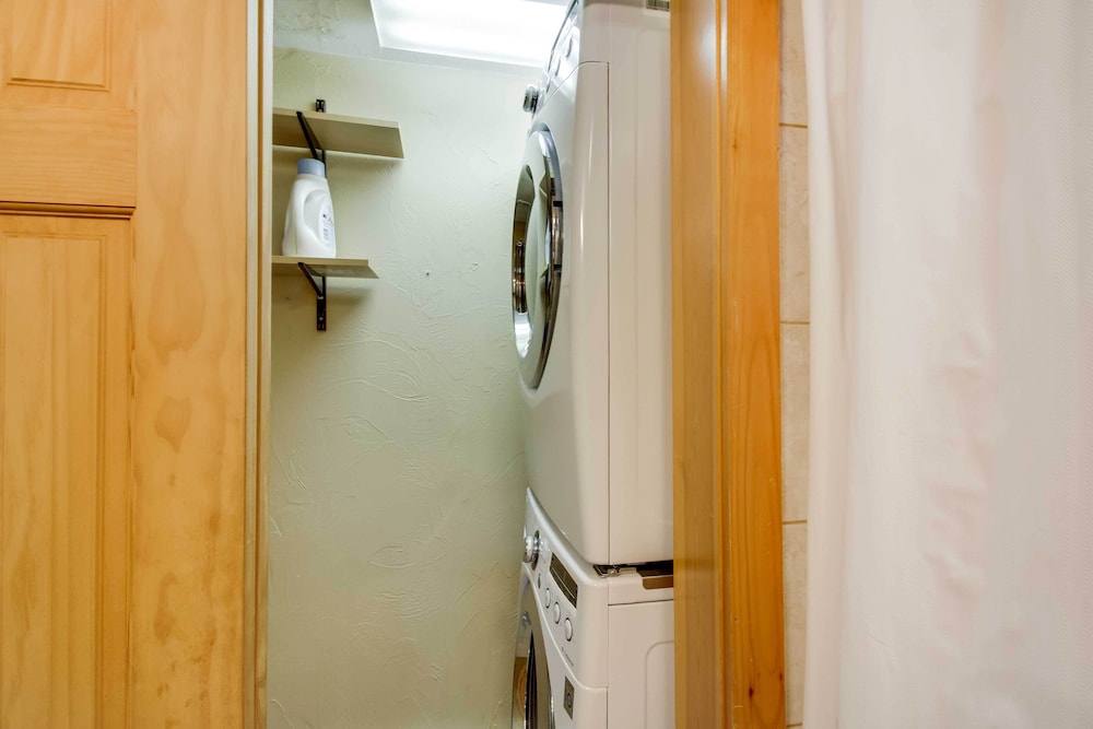 Laconia Home with Beach half Mi to Weirs Beach — 4-Star Luxury Hotel in Laconia, United States