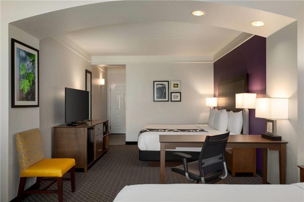 La Quinta Inn & Suites by Wyndham Arlington North 6 Flags Dr - photo 23