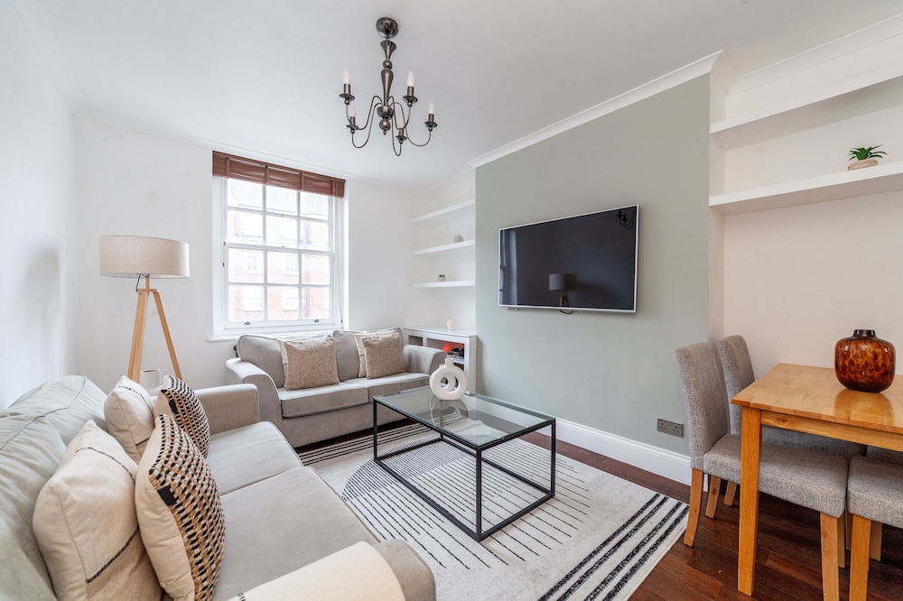 3 Bed Apartment in St John s Wood — 4-Star Luxury Hotel in London, United Kingdom
