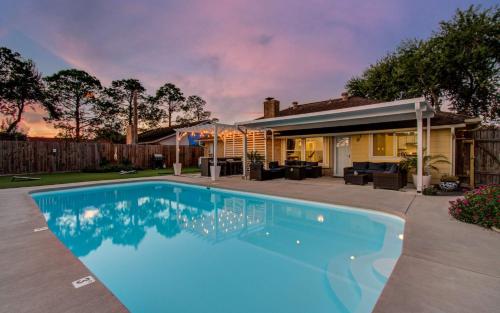 Your Houston Vacation Getaway 3 BD Pool Patio — 4-Star Luxury Hotel in Pearland, United States