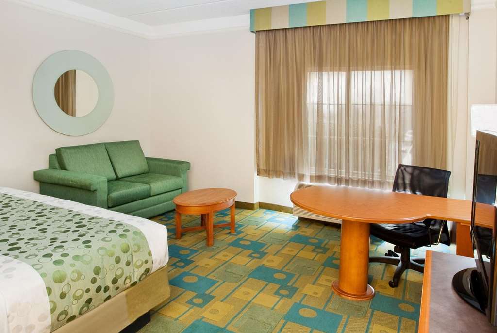 La Quinta by Wyndham Haywood Mall Near Greenville Downtown - photo 18