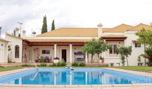 Laki Villa with pool and jacuzzi — 4-Star Luxury Hotel in Agios Georgios, Greece