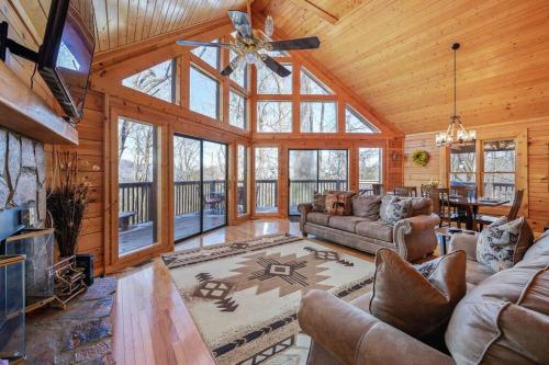 Serenity serene mntn cabin in gated resort community with pool and amenities view Hottub Secluded Luxury Theatre — 4-Star Luxury Hotel in Sevierville, United States