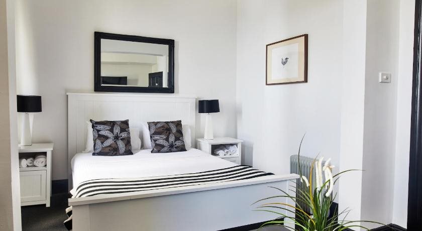 The Royal Hotel — hotel in Mornington