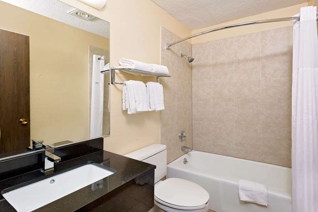 Howard Johnson by Wyndham Waterloo Cedar Falls - photo 18