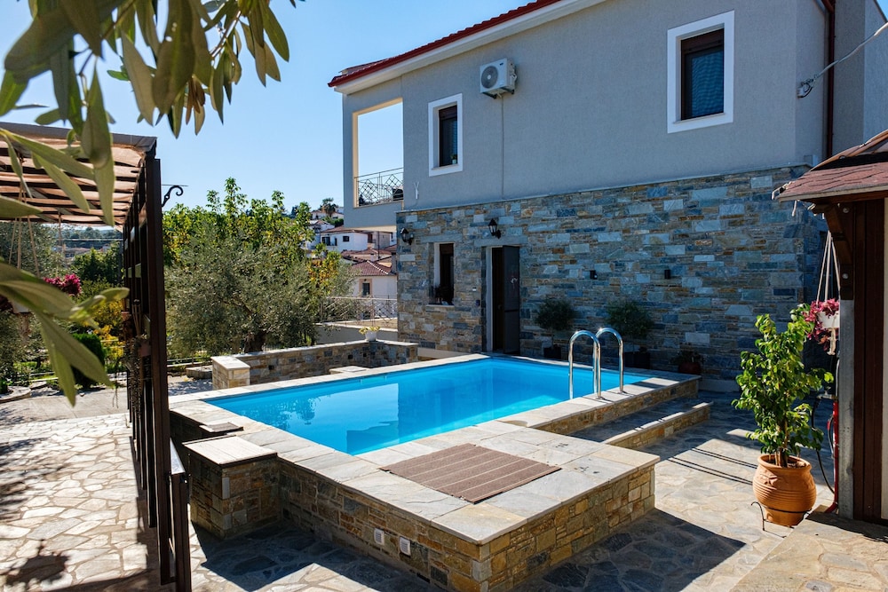 Effie's Maisonette With Detached Studio — 4-Star Luxury Hotel in Almyros, Greece