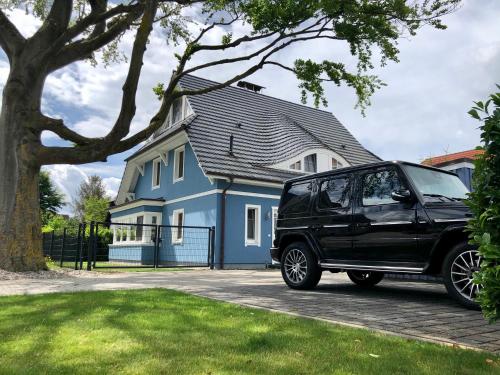OstseeLagune Zingst exklusive DHH strandnah Sauna Kamin 3 SZ 2 Bäder Glasfaser HAUSTIERFREI Garten mit Südterrasse E Ladesäule 2 Stellplätze Strandkorb Fahrradschuppen Waschmaschine Trockner Nichtraucher — 4-Star Luxury Hotel in Zingst, Germany