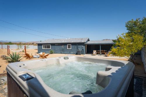 Private Desert Home with Hot Tub Near Joshua Tree National Park — 4-Star Luxury Hotel in Joshua Tree, United States