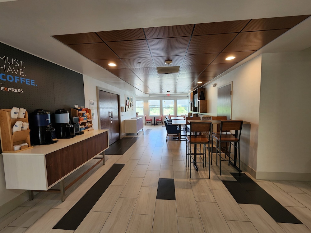Holiday Inn Express Hotel & Suites Rochester by IHG - photo 29