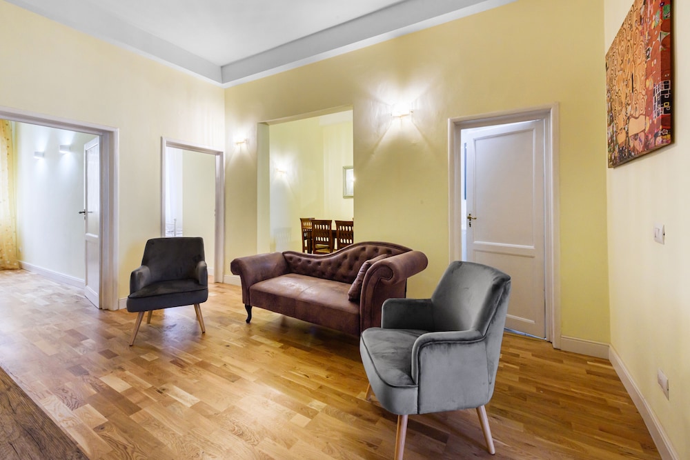 Fabbroni 3 bedrooms by Mmega — 4-Star Luxury Hotel in Florence, Italy