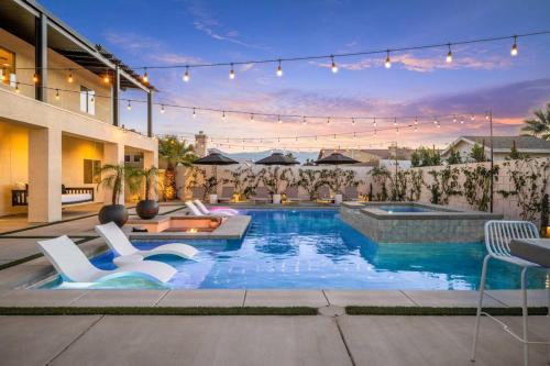 Desert Skyline Luxury Pool Home With Sunken Firepit Area — 4-Star Luxury Hotel in Indio, United States