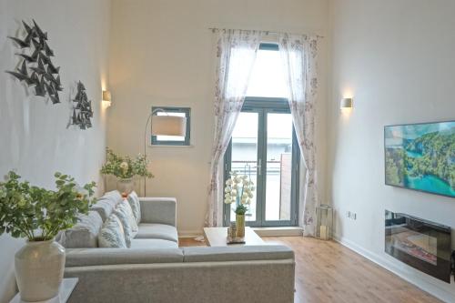 Soak up the Light at a Soothing Stylish Apartment in Swansea Marina — 4-Star Luxury Hotel in Swansea, United Kingdom