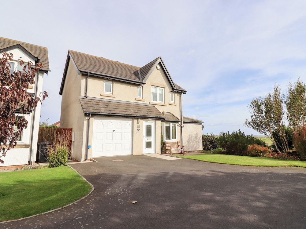 Beach View - carbon neutral hotel in Seahouses