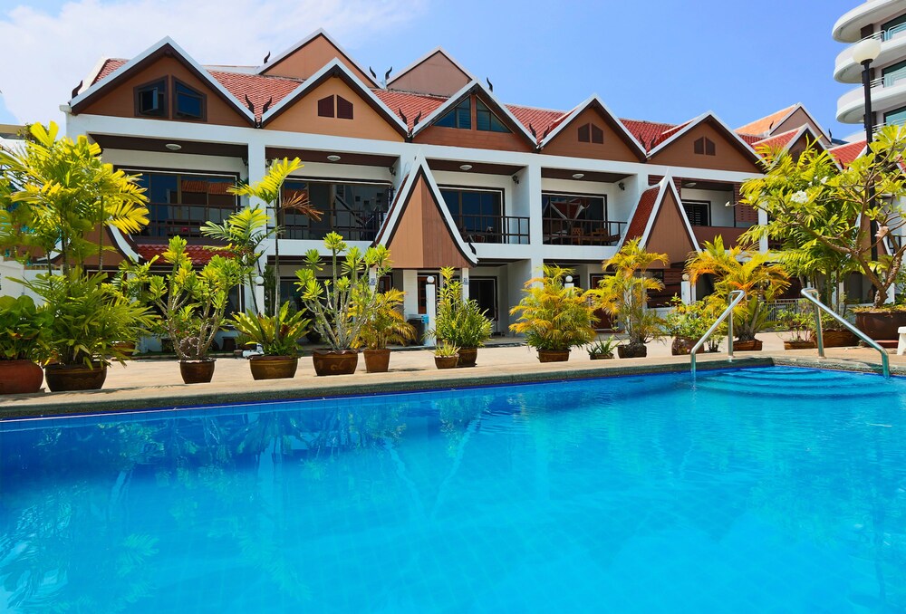 Corrib Village South Beach Beach Pattaya — 4-Star Luxury Hotel in Pattaya, Thailand