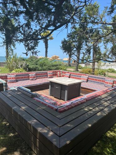 Dreamland Oasis 1st floor Apartment With a Garden by the Sea